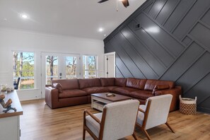 Älytelevisio, takka, videopelejä, pöytäjalkapallopöytä