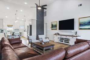 Älytelevisio, takka, videopelejä, pöytäjalkapallopöytä