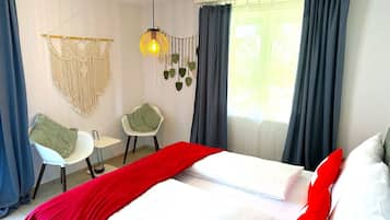 1 bedroom, desk, travel crib, WiFi