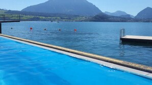 Une piscine avec vue sur les montagnes en arrière-plan.