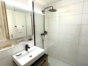 Ducha, artículos de higiene personal gratuitos y secador de pelo