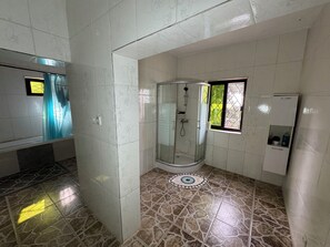 Dusche, Haartrockner, Bidet, Handtücher