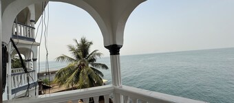 Spacious 3-bedroom apartment with WiFi, AC in beautiful Freetown