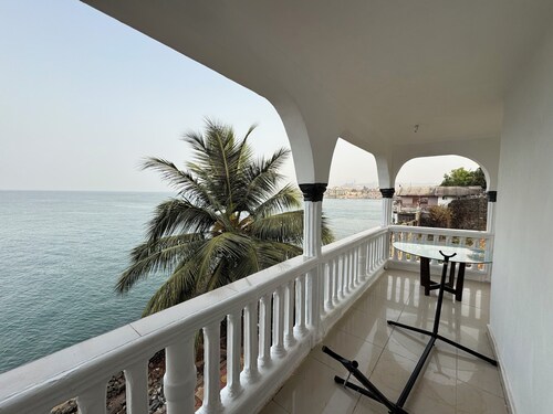 Spacious 3-bedroom apartment with WiFi, AC in beautiful Freetown