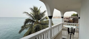 Spacious 3-bedroom apartment with WiFi, AC in beautiful Freetown