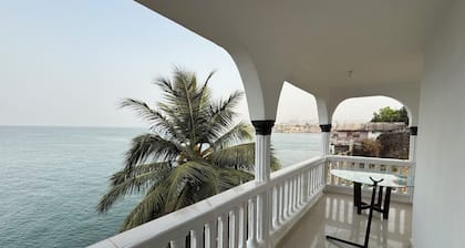 Spacious 3-bedroom apartment with WiFi, AC in beautiful Freetown