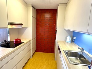 Een koelkast, een microgolfoven, een oven, een kookplaat