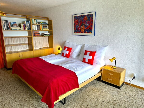 2 slaapkamers, een bureau, reisbedje, wifi