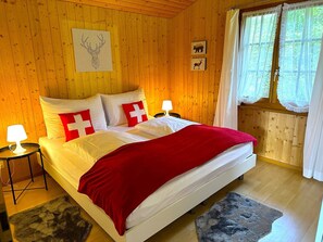 2 bedrooms, desk, travel cot, WiFi