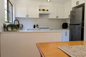 Een koelkast, een microgolfoven, een oven, een kookplaat