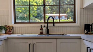 Kaffetrakter/tekoker, kjøleskap, mikrobølgeovn og ovn