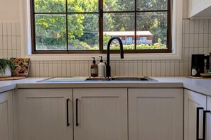 Køleskab, mikrobølgeovn, ovn, kogeplade