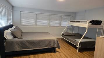 3 dormitorios, escritorio, tabla de planchar con plancha y cuna de viaje