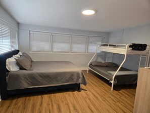 3 dormitoris, escriptori i planxa i posts de planxar 