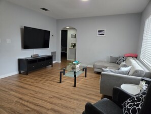 Smart-TV, Kamin, Bücher