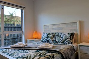 Desk, iron/ironing board, WiFi, bed sheets