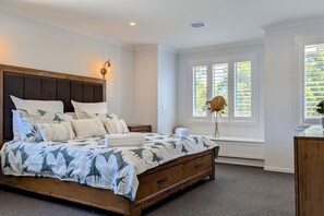 Desk, iron/ironing board, WiFi, bed sheets