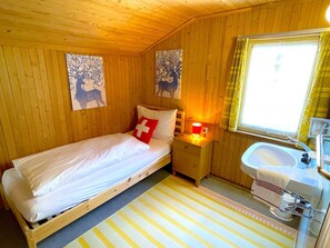 4 sovrum, skrivbord, resesäng och wi-fi
