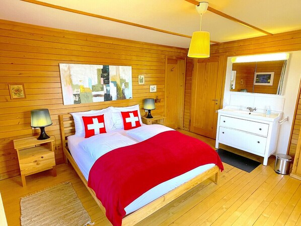 4 soverom, skrivebord, reiseseng for barn og wi-fi