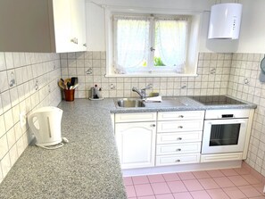 Kylskåp, mikrovågsugn, ugn och spishäll