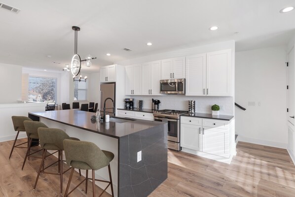 冷蔵庫、電子レンジ、オーブン、コンロ