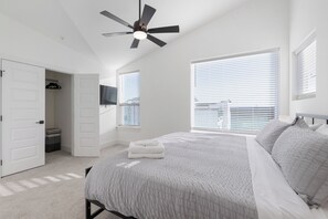 3 室のベッドルーム、デスク、アイロン / アイロン台、WiFi (無料)