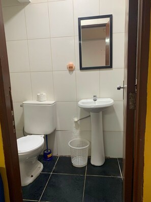 Dusj, håndklær, såpe og toalettpapir