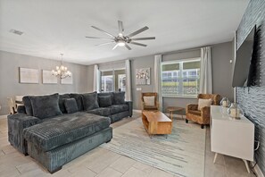 Smart TV, ping pong - ChampionsGate 9 Bedroom Pool Home with Game Room (Davenport)