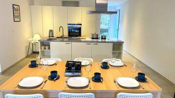 Fridge, oven, stovetop, dishwasher