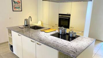 Fridge, oven, stovetop, dishwasher