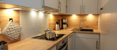 Fridge, oven, stovetop, dishwasher