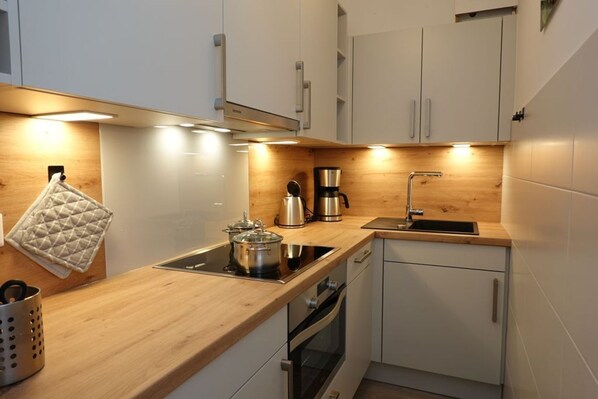 Fridge, oven, stovetop, dishwasher