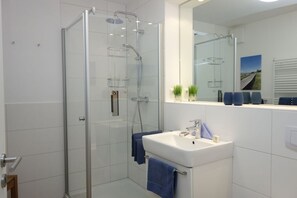 Dusche, Haartrockner, Handtücher