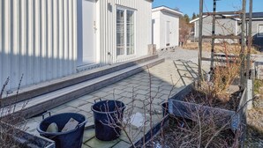 A row of white mobile homes with a wooden deck and steps leading to the entrance. - 1 bedroom awesome home in Klövedal (Klövedal)