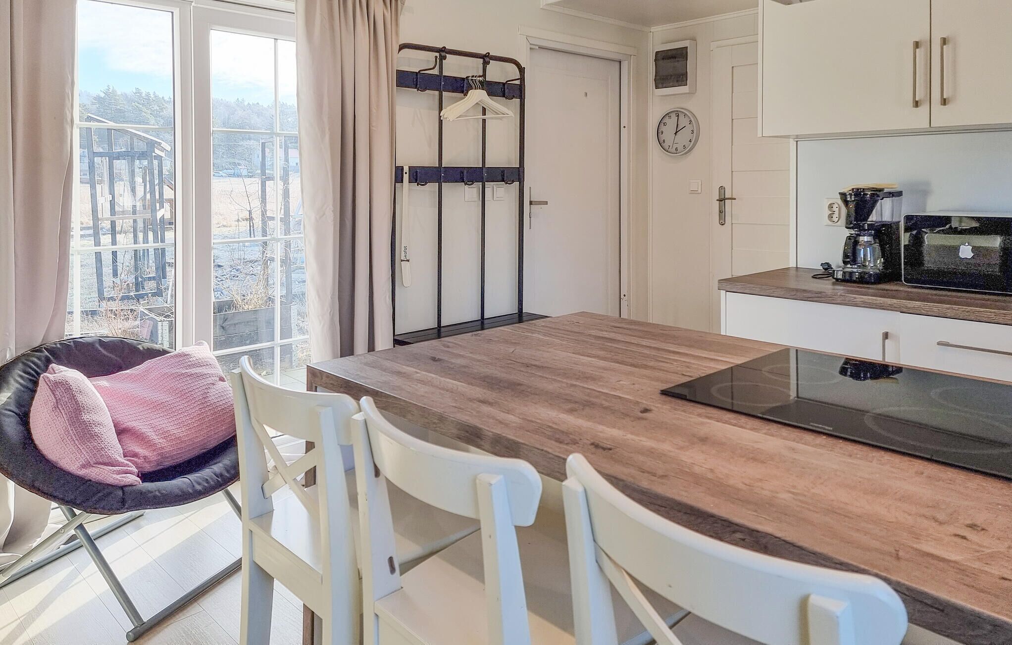 Kjøleskap, ovn, kokeplater og kaffetrakter/tekoker