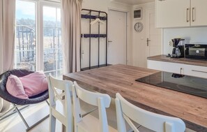 Fridge, oven, stovetop, coffee/tea maker