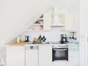 Réfrigérateur, un four, surface de cuisson, lave-vaisselle
