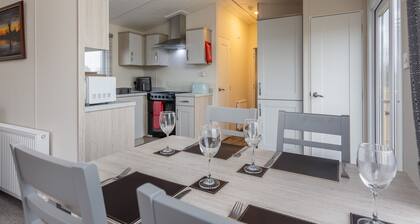 GALTRES LODGE - a holiday cottage that sleeps 4 guests in 2 bedrooms