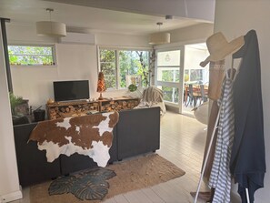 Fireplace - Beach side home + Separate apartment Raumati South (Paraparaumu)