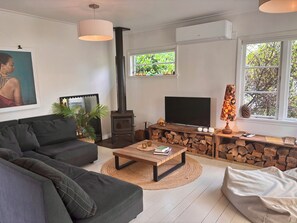 Fireplace - Beach side home + Separate apartment Raumati South (Paraparaumu)