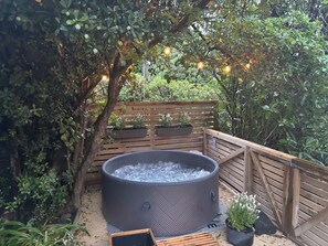 Outdoor spa tub - Beach side home + Separate apartment Raumati South (Paraparaumu)