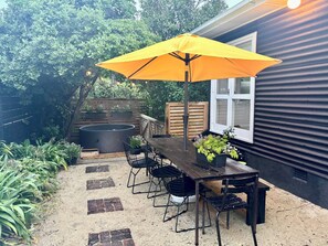Outdoor dining - Beach side home + Separate apartment Raumati South (Paraparaumu)