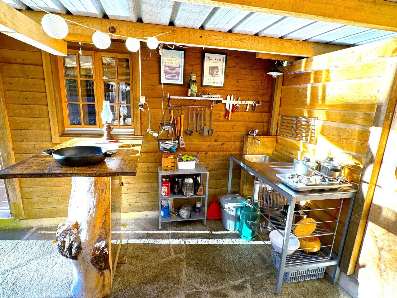 Refrigerador, parrilla de estufa y cafetera y tetera 