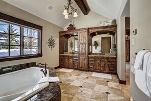 تجهيزات دش، حوض استحمام بنظام ضخ المياه، مجففات شعر، مناشف