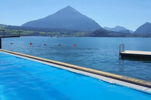 SwissHut Stunning Views Alps & Lake - Chalet Monbijou