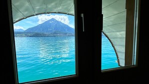 Aussicht aus einem Fenster mit einem Berg im Hintergrund.