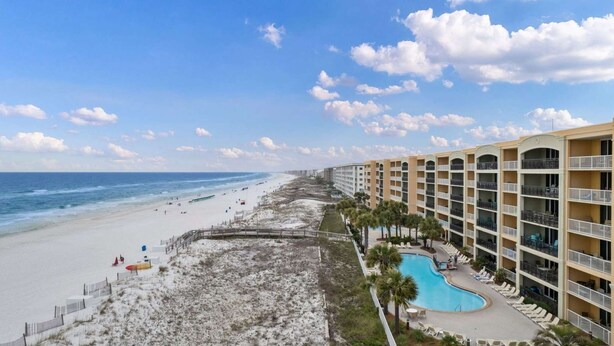 Ein Strandhotel mit Pool, Zugang zum Strand und Meerblick.