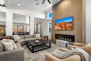 Fernseher, Kamin, Videospiele, Tischtennisplatte