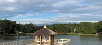 Serene 3br/2ba condo perfect for a family getaway in Greenwood with WiFi, AC