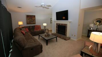 Smart TV, chimenea y oficina